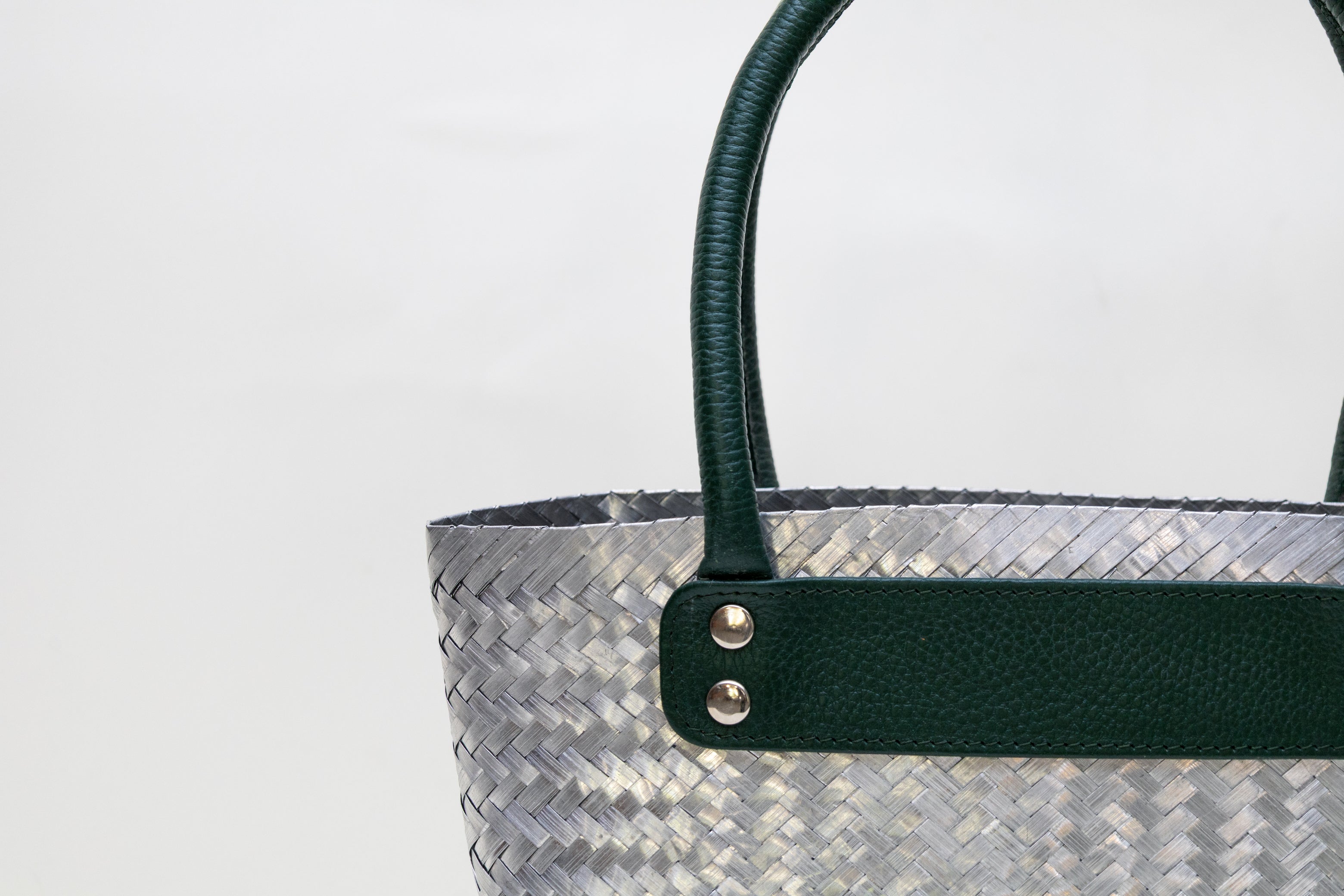 Bolso Metálico con Asa